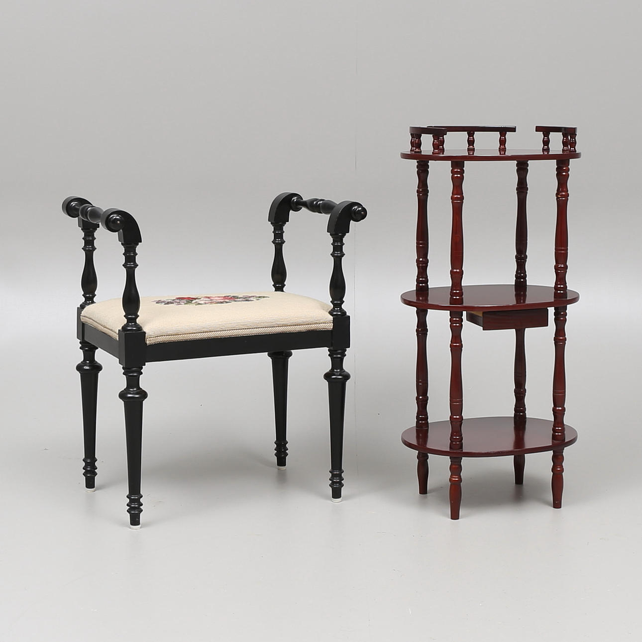 TABURETT samt HYLLA med låda, 1900-tal.