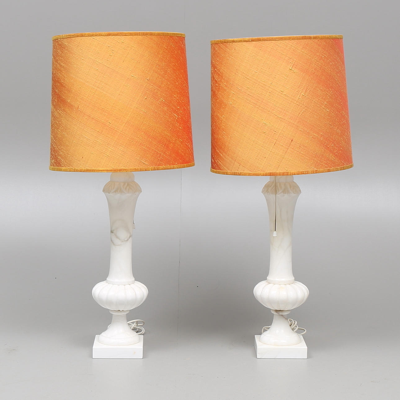 BORDSLAMPOR, ett par, marmor.