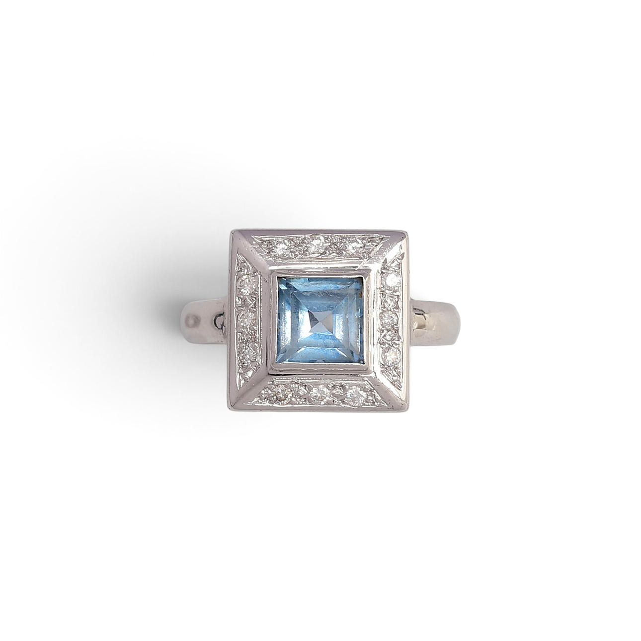 Ring med syntetisk spinell och diamanter.