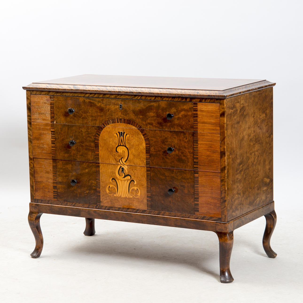 BYRÅ, 3-lådig, björk med intarsia, 1900-talets första hälft.