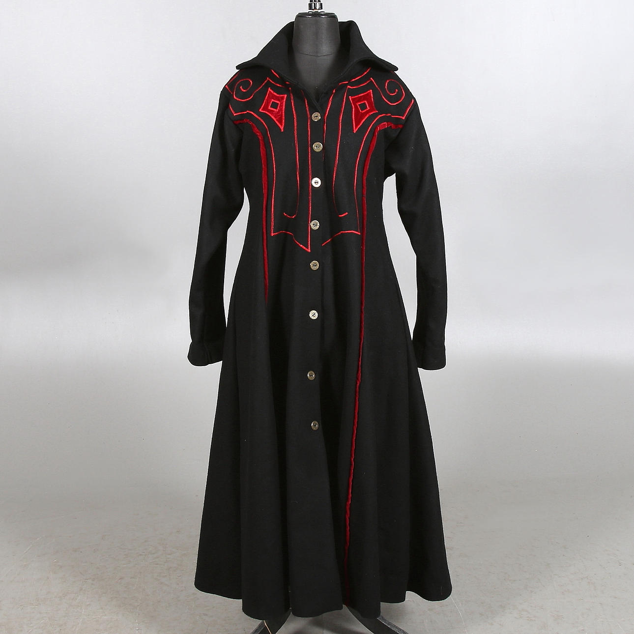 SARAH MÅRSKOG. Coat, wool with embroidery and applications, Skogsnäs, 1900s. Size about 40/42.