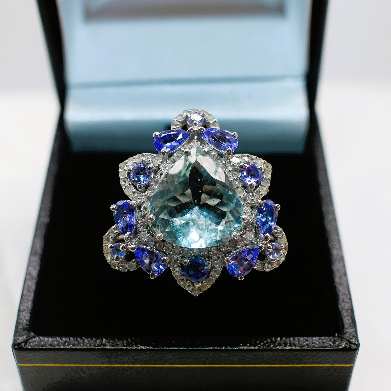 RING MED AKVAMARIN, TANZANIT, KYANIT & DIAMANTER.