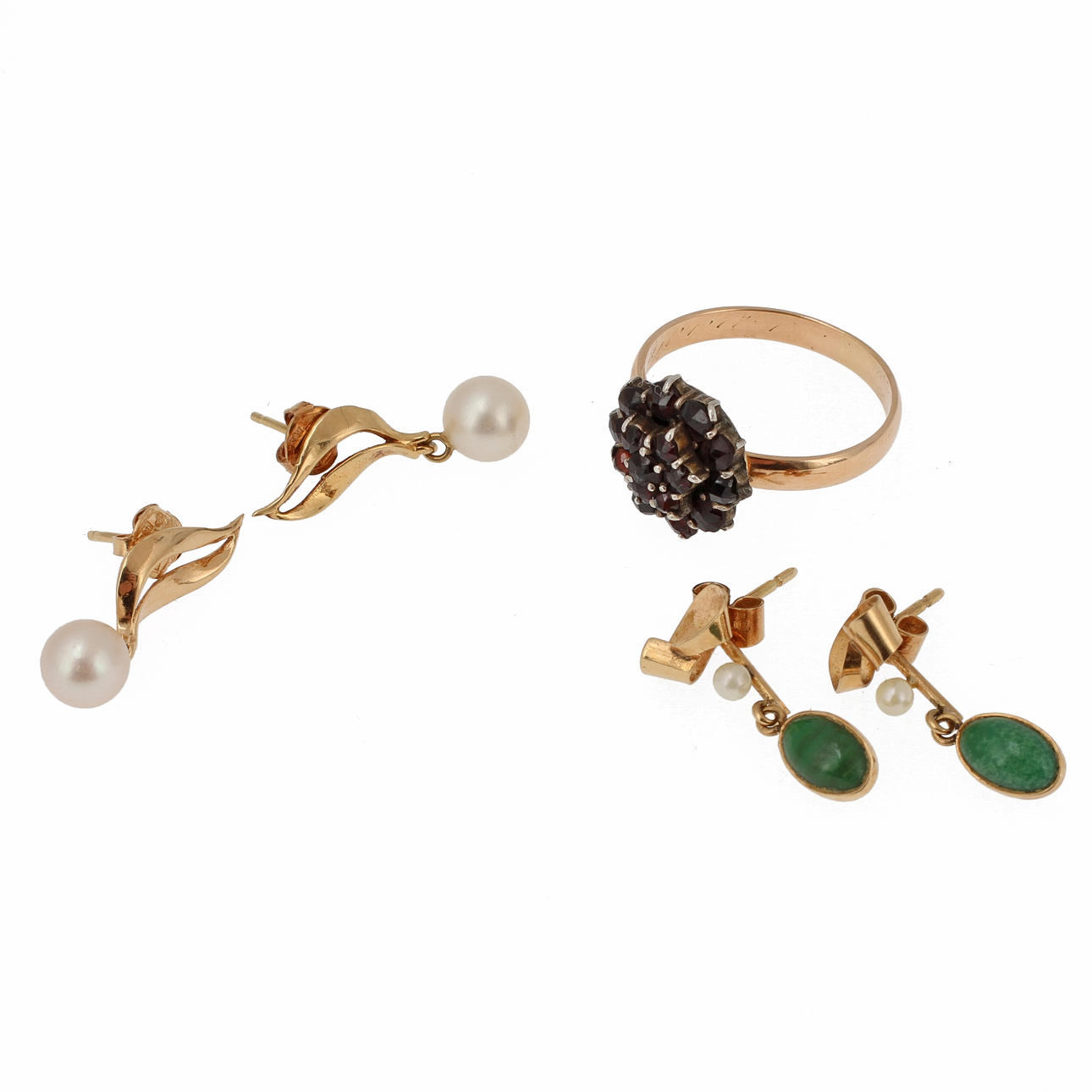 SMYCKEN, 2 par örhängen, 1 ring, 18k guld, ca 8,5 gram brutto.