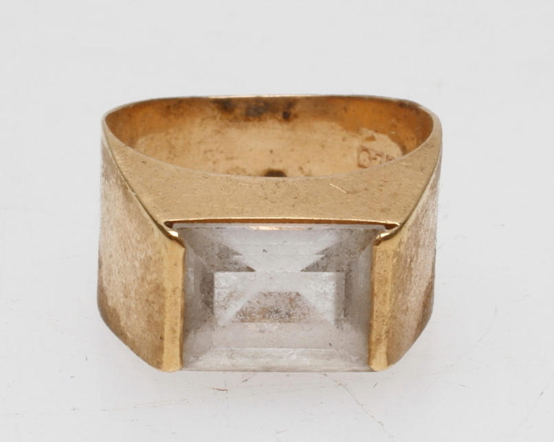 KLACKRING, guld, 18k, vit sten, total vikt ca. 3,1 gram.