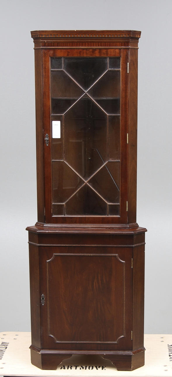 HÖRNSKÅP, Engelsk stil, 1900 tal.