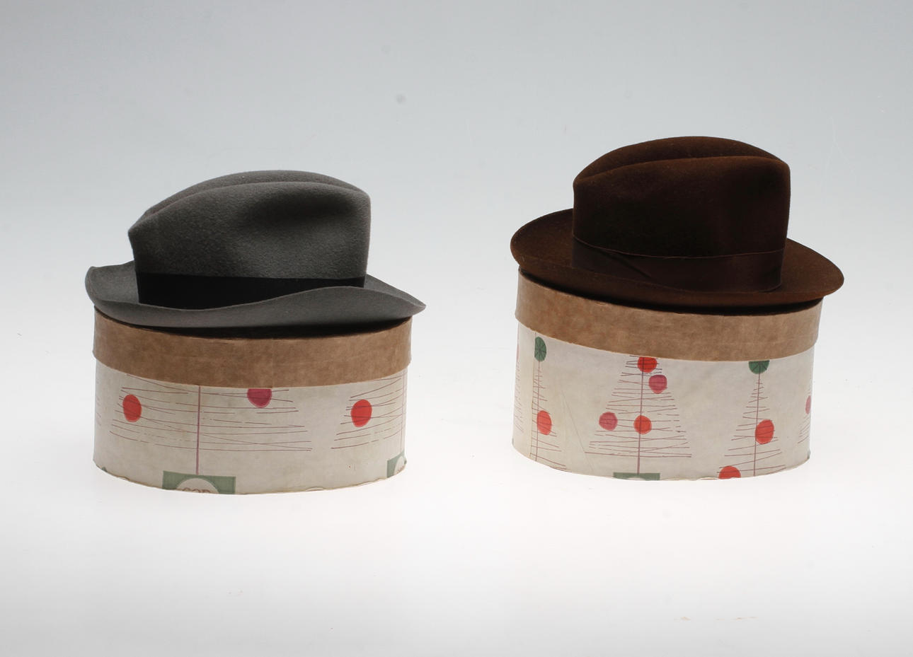 HATTAR, 2 st. Miniatyr. Glyn & Co, London, 1900-tal.