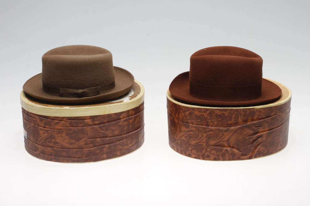 HATTAR, 2 st. Miniatyr. Glyn & Co, London, 1900-tal.