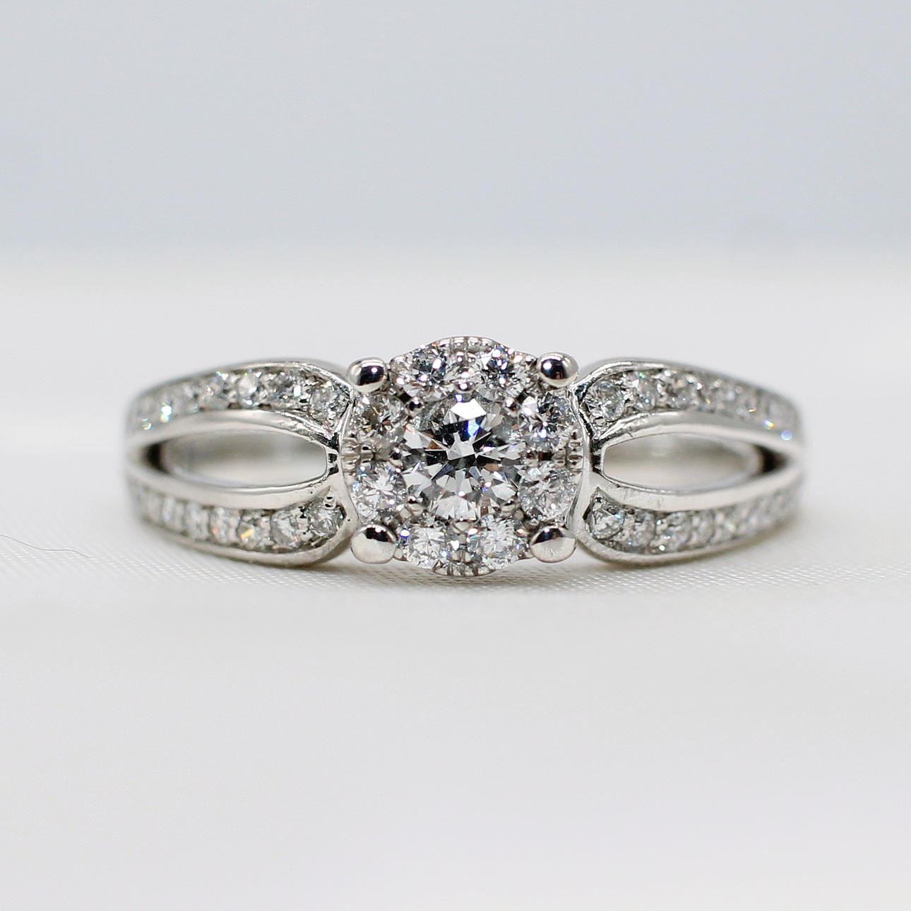 VITGULDSDIAMANTKLUSTER-RING.