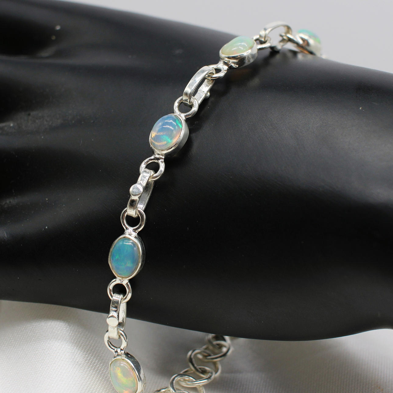 ARMBAND I SILVER MED CABOCHONSLIPAD OPAL.