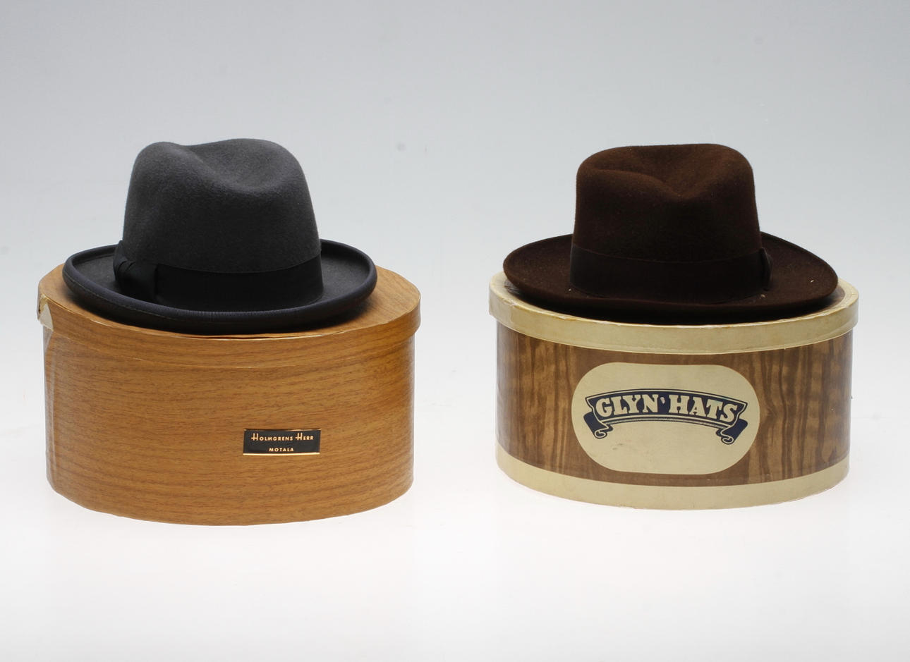 HATTAR, 2 st. Miniatyr. Glyn & Co, London, 1900-tal.