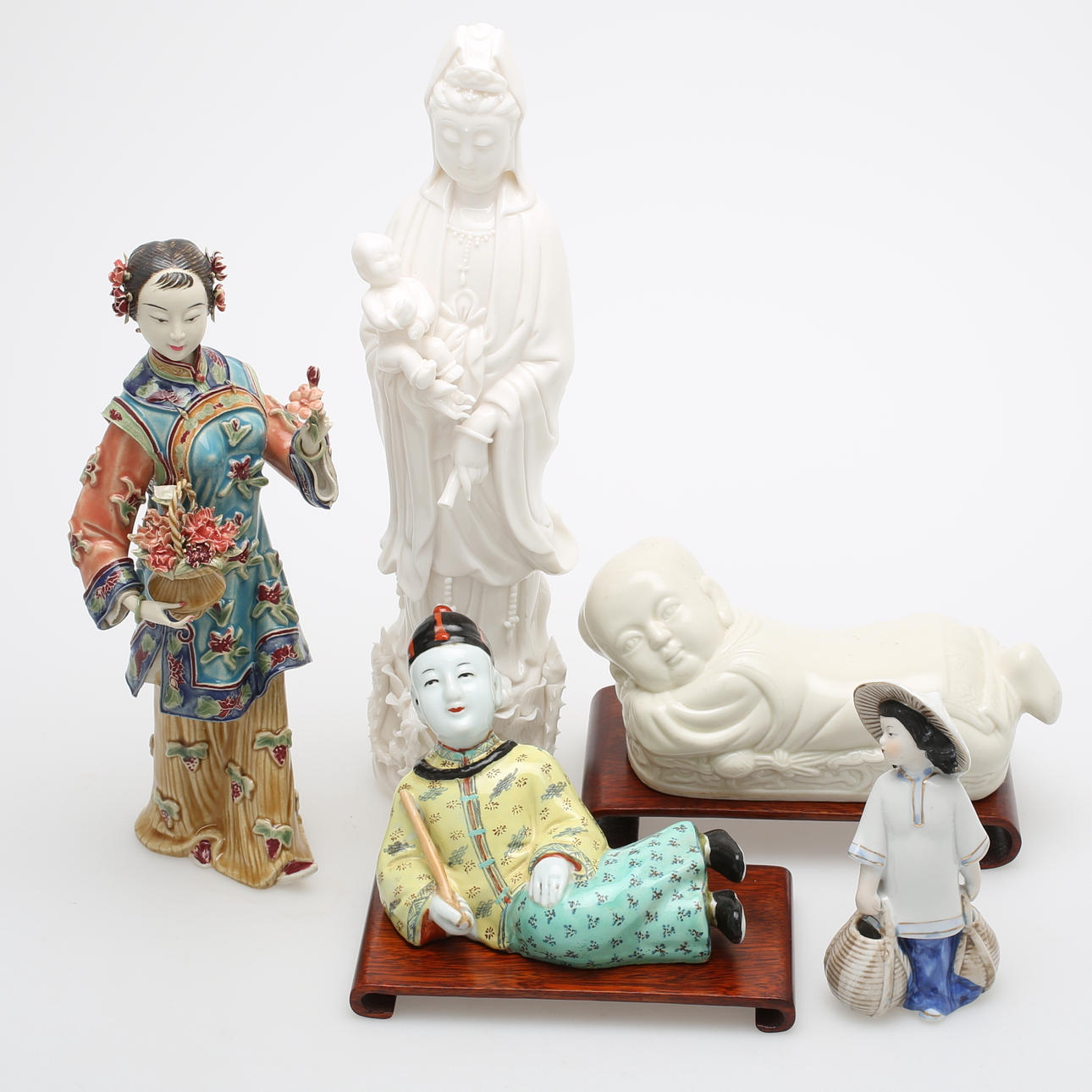 FIGURINER, 5 st, porslin och glas, orientaliska.