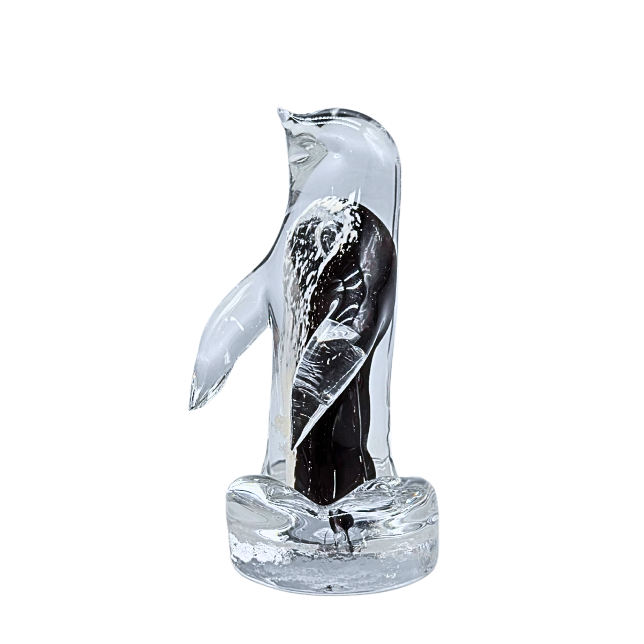 PINGUIN-FIGUR I KRISTALLGLAS PÅ SOCKEL AV ISFLAK