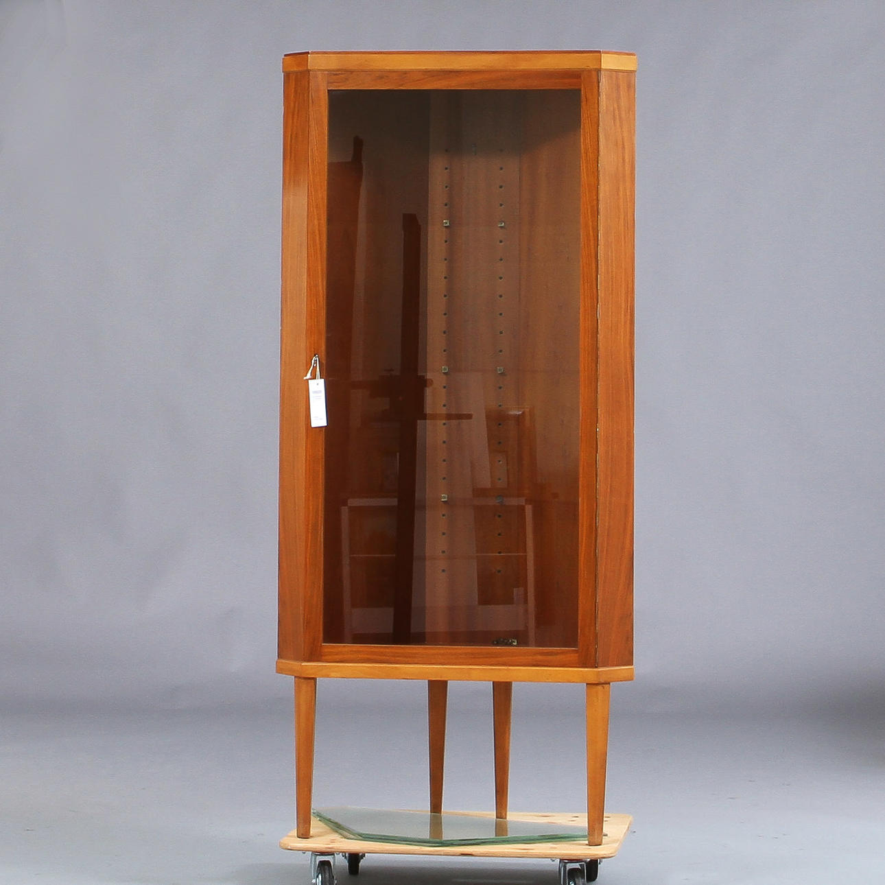 HÖRNVITRINSKÅP, 1950/1960-tal.