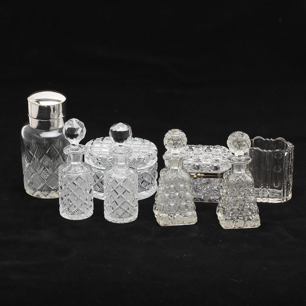 FLAKONGER, SKRIN, BURK, VAS, 8 delar, slipat glas, 1800/1900-tal.