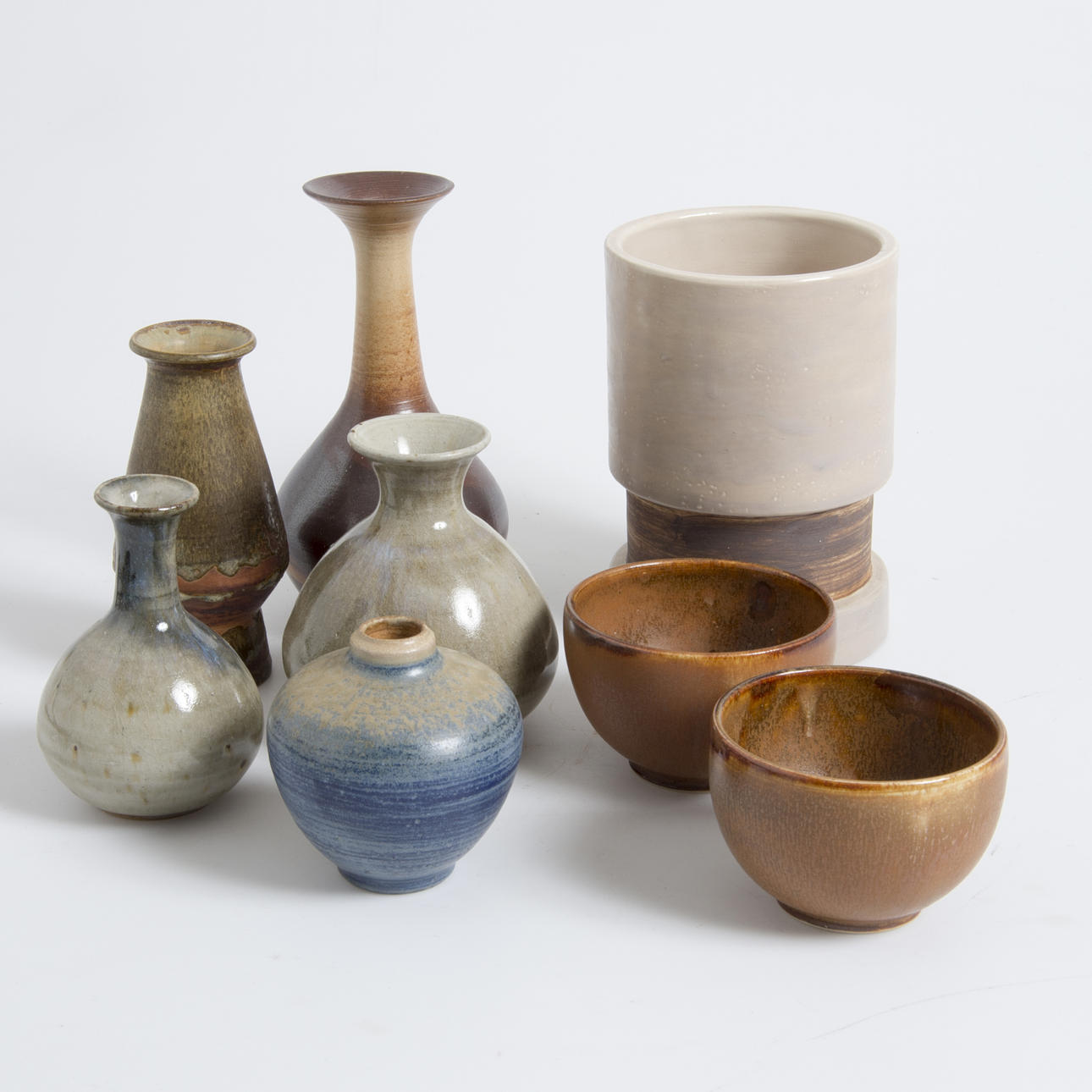 VASER SAMT SKÅLAR, 8 delar, keramik, Sven Carlsson.