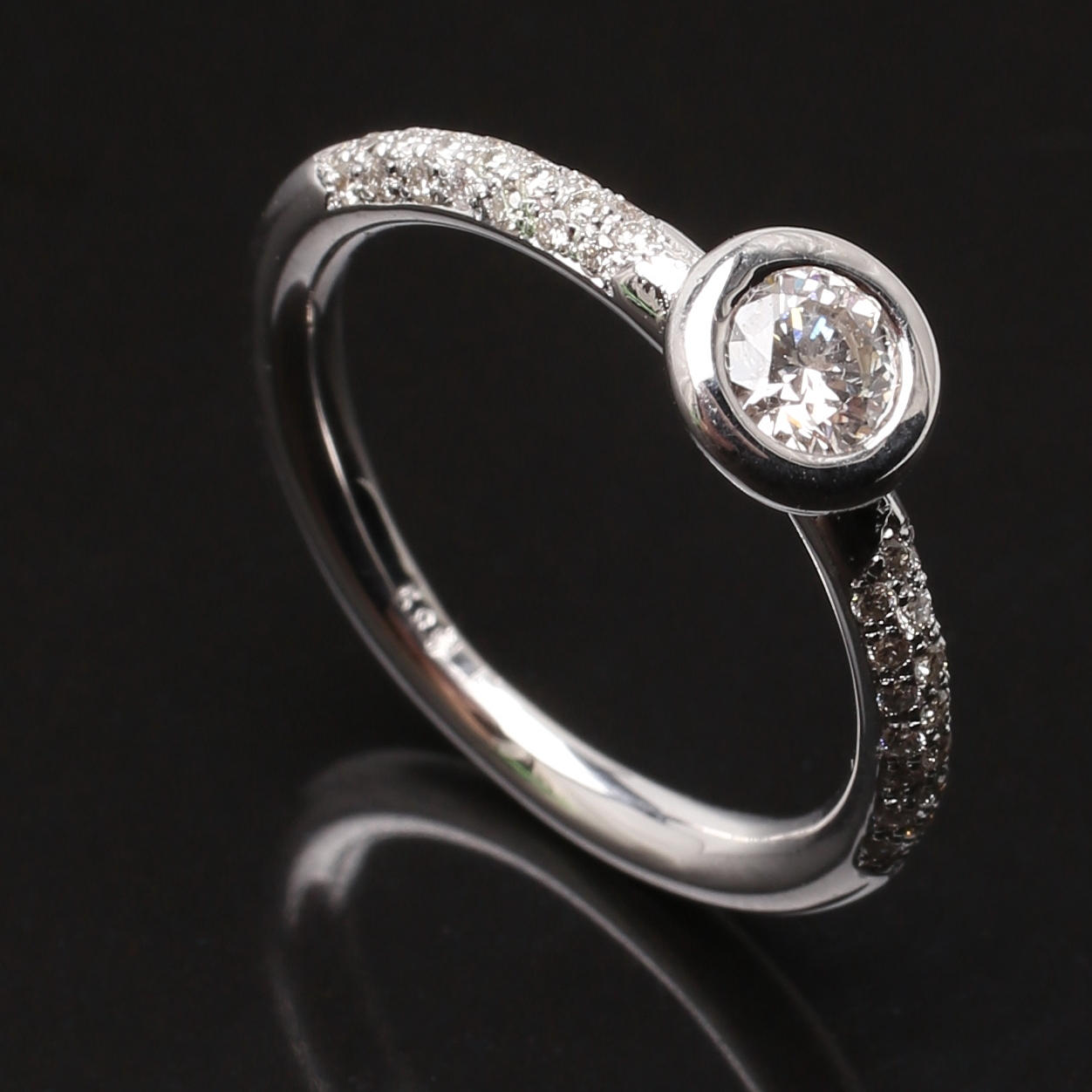 SOLITÄRRING i 14K vitguld med diamant 0,50 ct, totalvikt 4,19 gram.