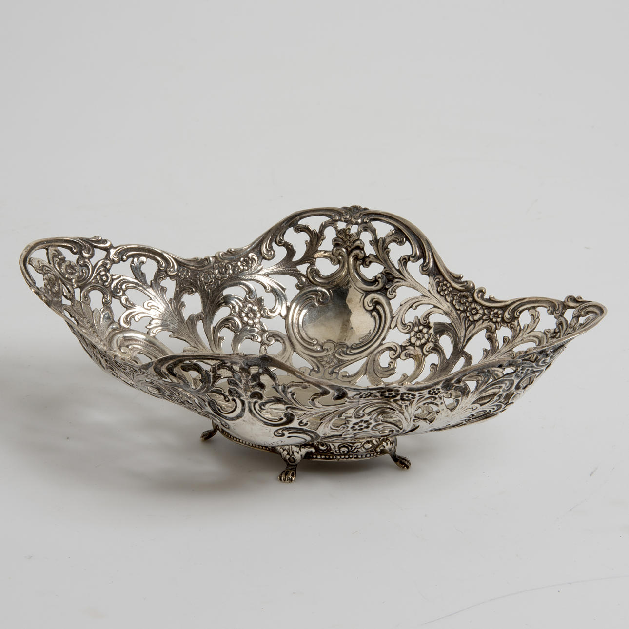 SKÅL MED GENOMBRUTEN KANT, silver, rokokostil.