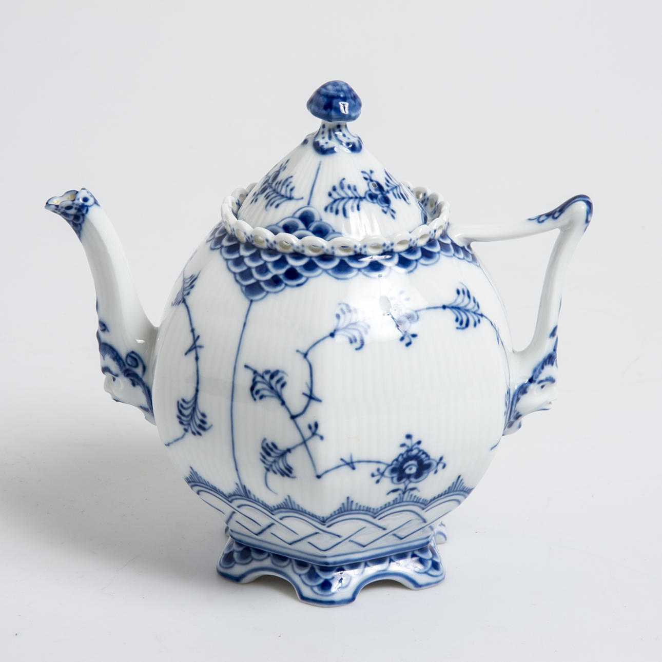 TEKANNA, "Musselmalet", helblond, Royal Copenhagen.