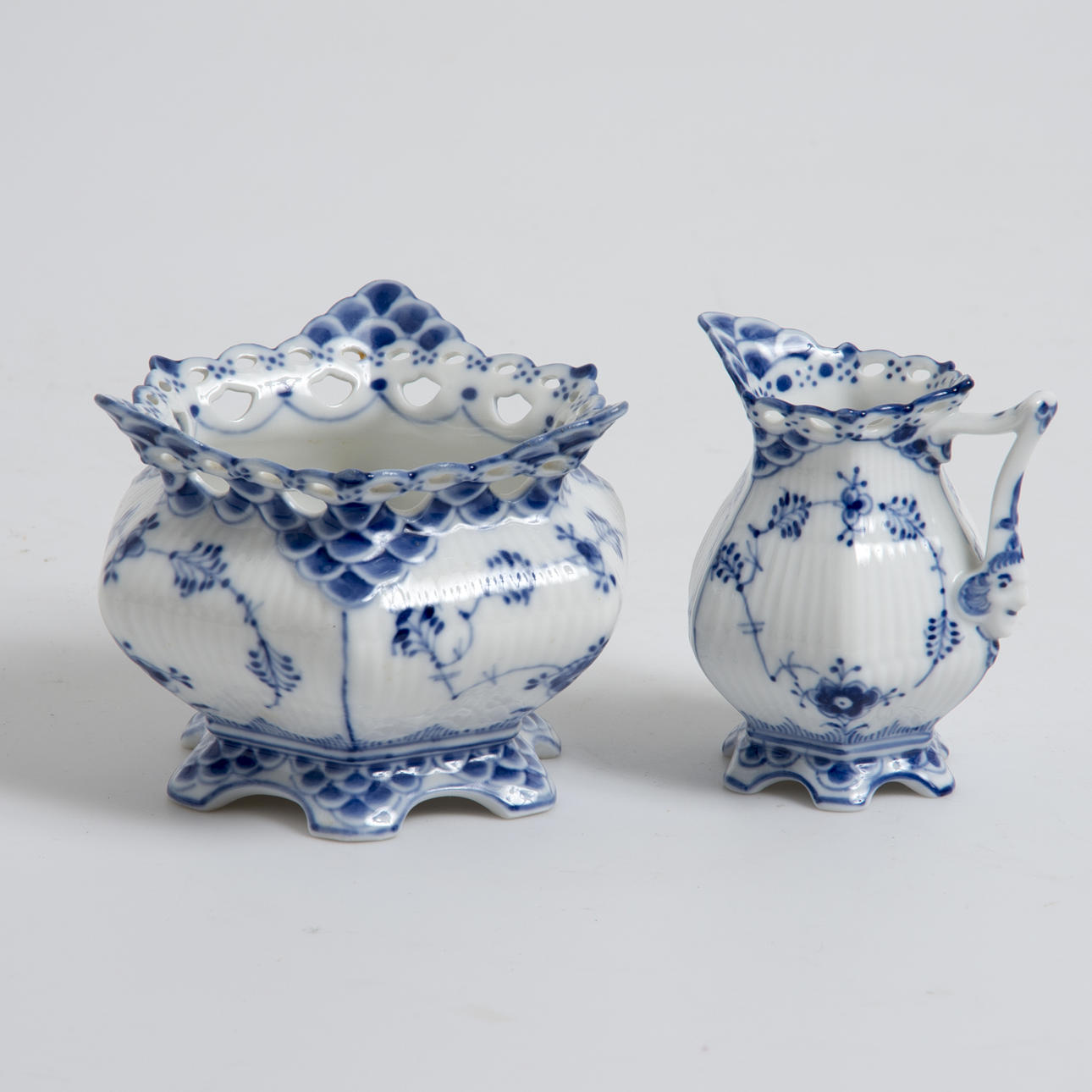 SERVERINGSSET, 2 delar, "Musselmalet", helblond, Royal Copenhagen.