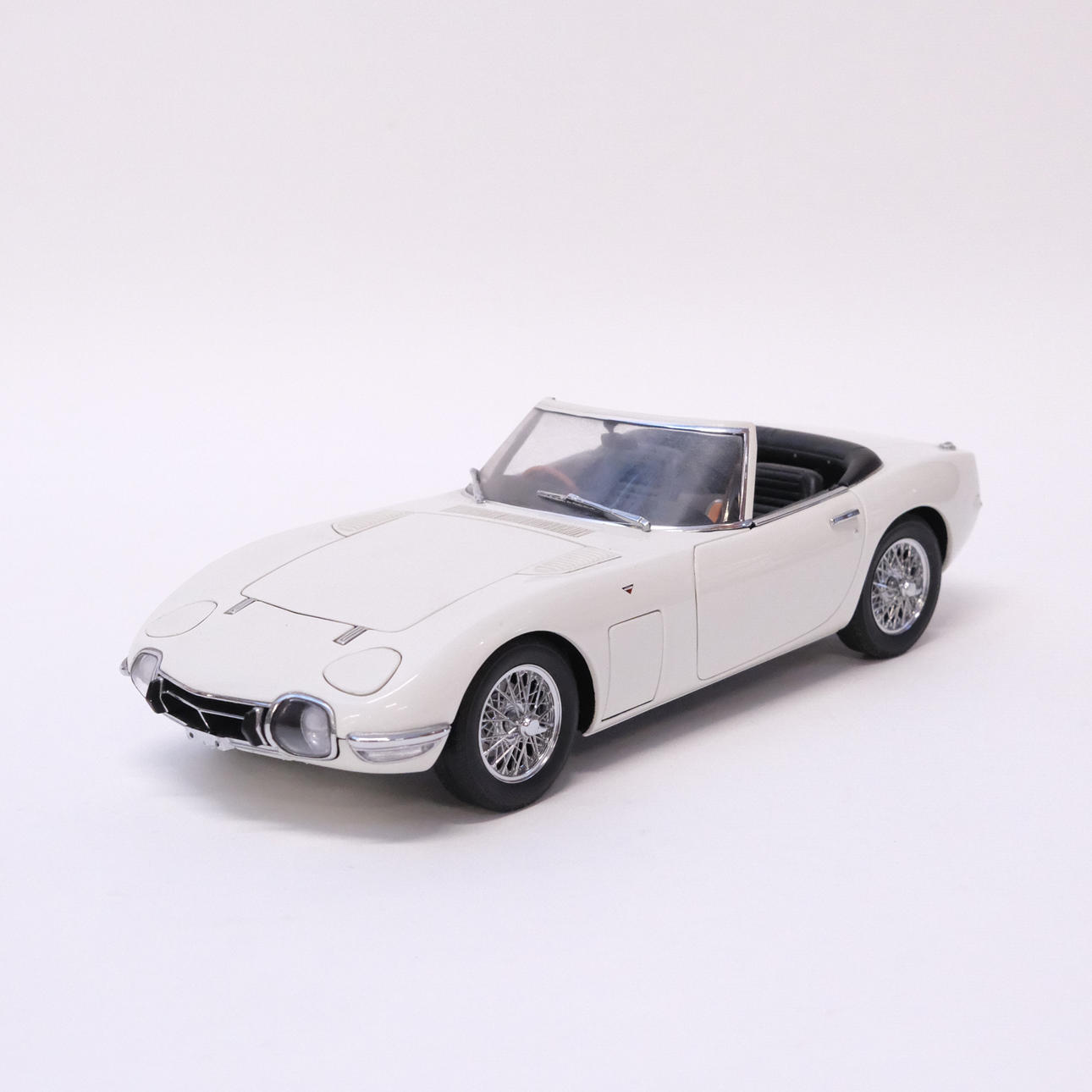 AUTOART. MODEL CAR, "TOYOTA 2000 GT". SCALE 1:18.