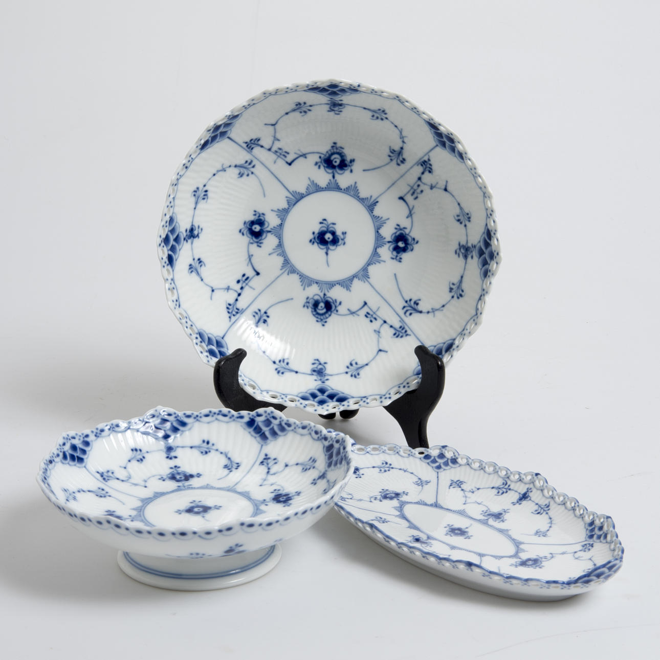 SKÅLAR SAMT FAT, 3 delar, "Musselmalet", Royal Copenhagen.