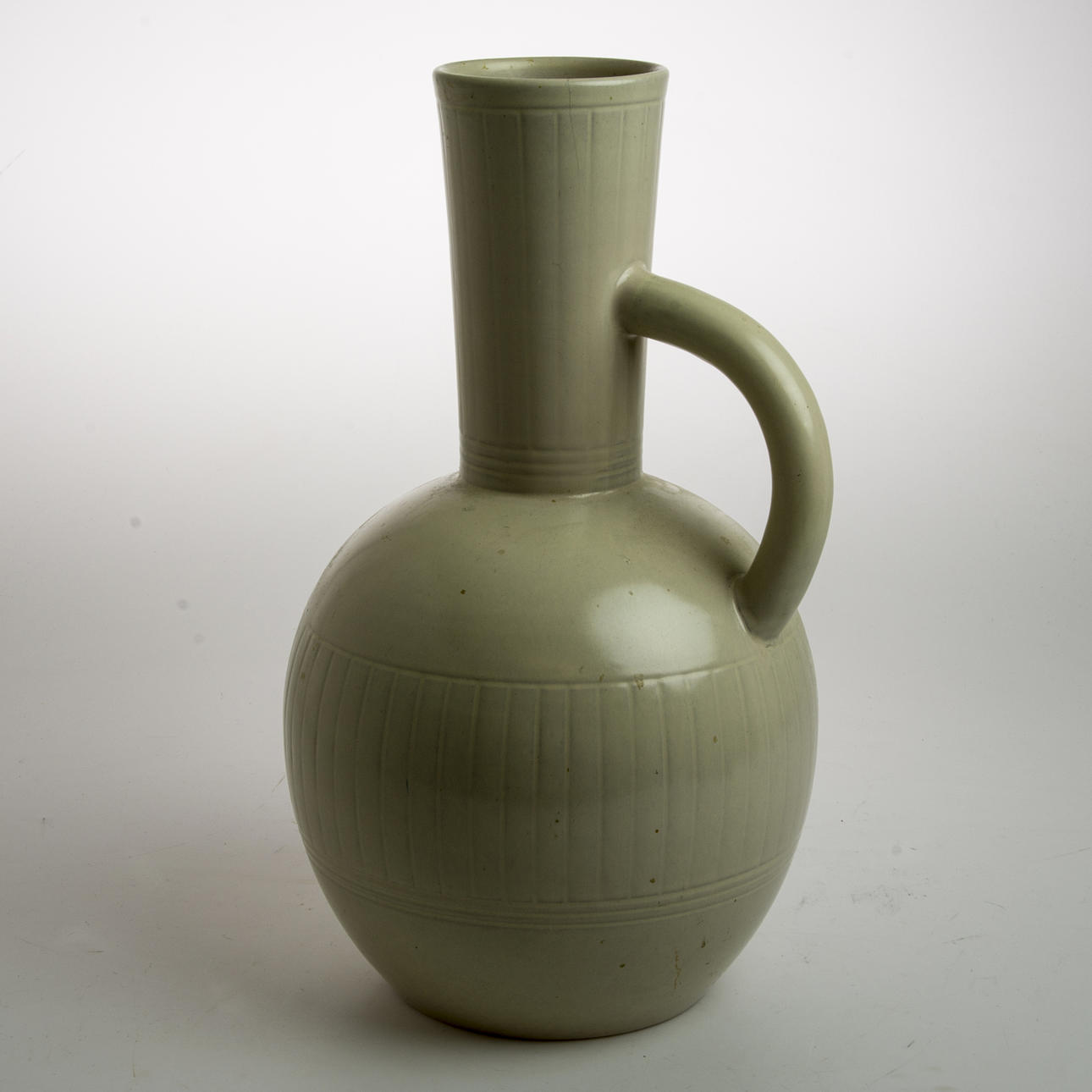 GOLVVAS MED HÄNKEL, keramik, Andersson & Johansson, Höganäs.