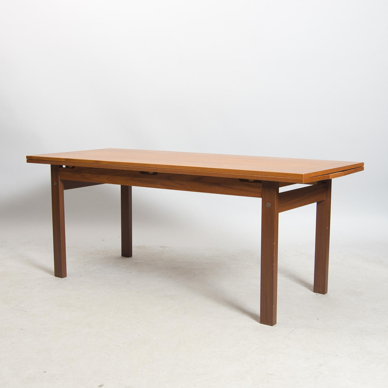 SOFFBORD/MATBORD, teak, höj- och sänkbart med iläggsskivor, 1900-talets mitt.