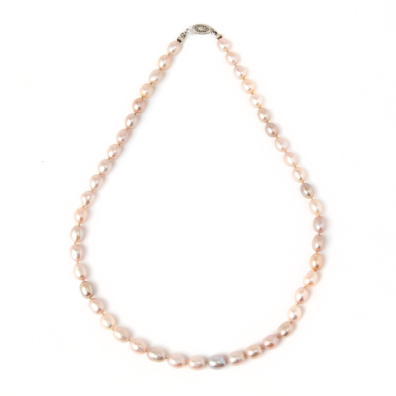 COLLIER, odlade pärlor med lås i 14K vitguld.