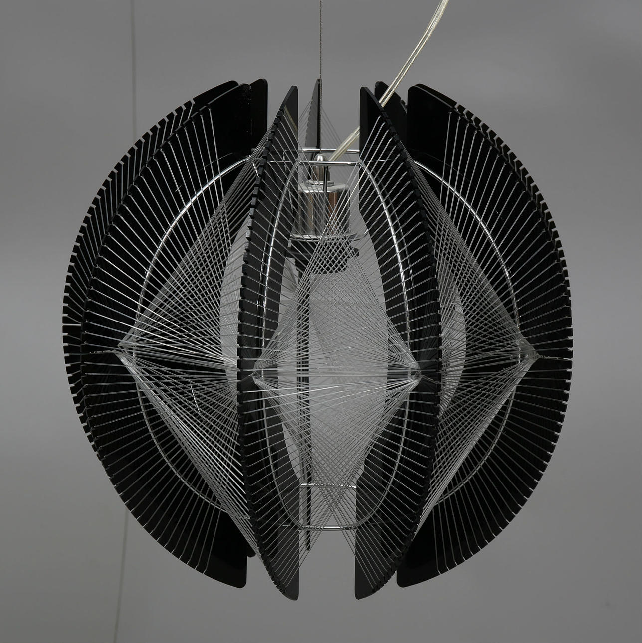 TAKLAMPA, svart plast och nylonlina, "Neo", Cottex, Sverige.