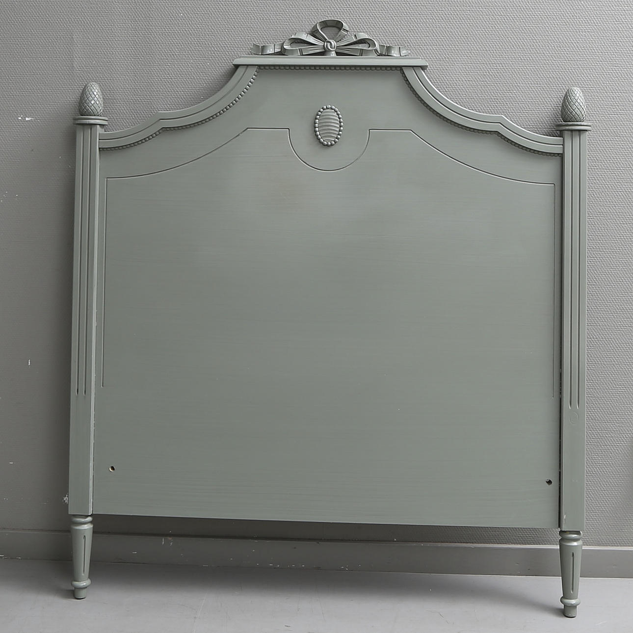 SÄNGGAVEL, "Signum Gustavus", gustaviansk stil, sent 1900-tal.