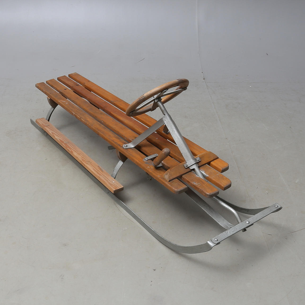 KÄLKE, trä med metallmedar, 1900-talets mitt.