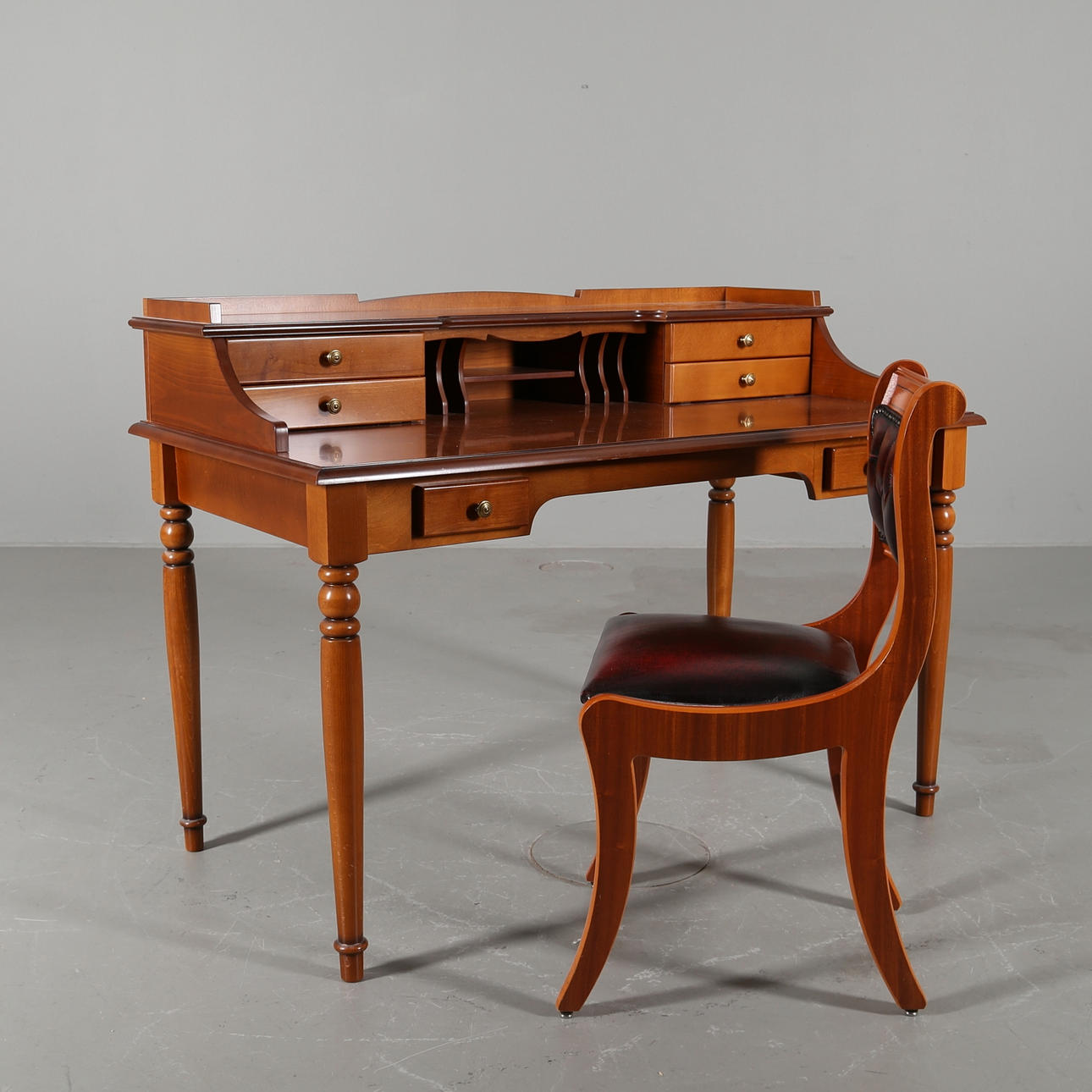 SKRIVBORD OCH STOL, lövträ, 1900-talets andra hälft.