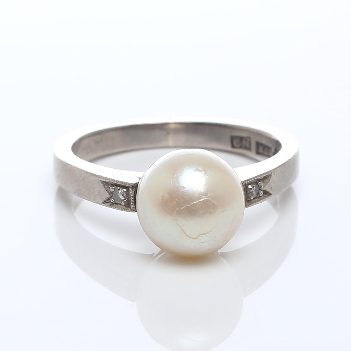 RING, 18k guld med pärla samt diamanter, Haldor Vidar Fors, Stockholm, 1963.