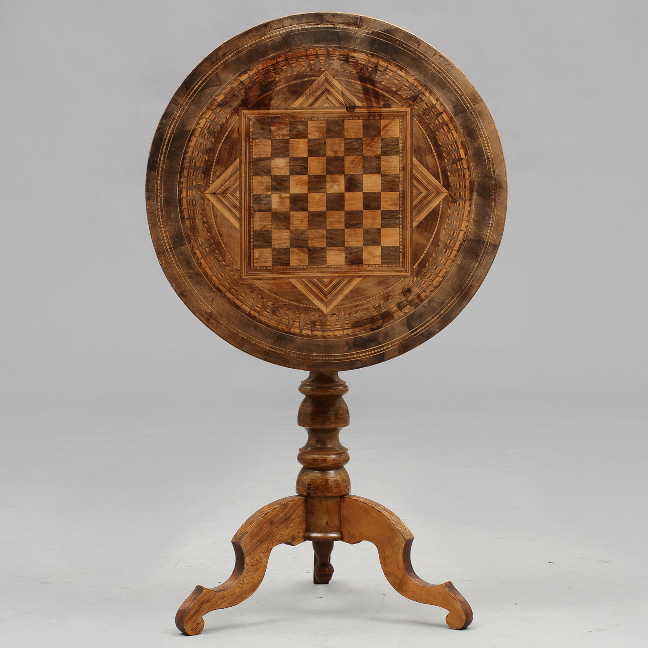 FÄLLBORD, på tredelad pelarfot.