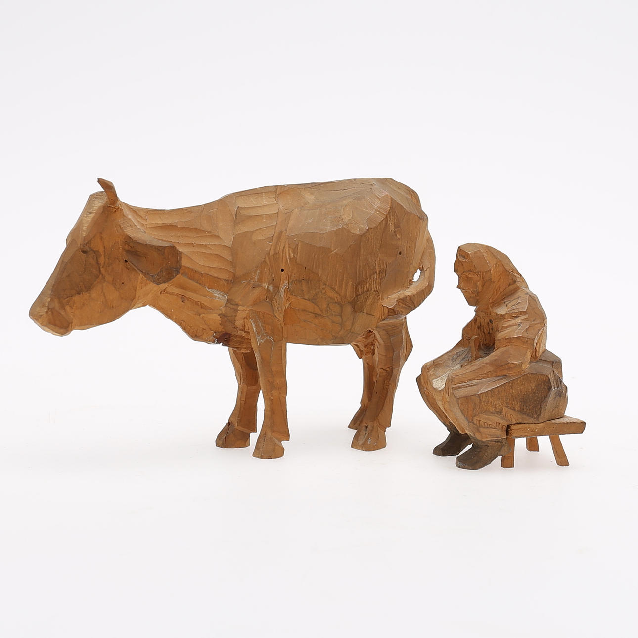 AXEL PETERSSON DÖDERHULTARN. Skulpturer (2), snidat trä, mjölkerska med ko, stämpelsignerade.