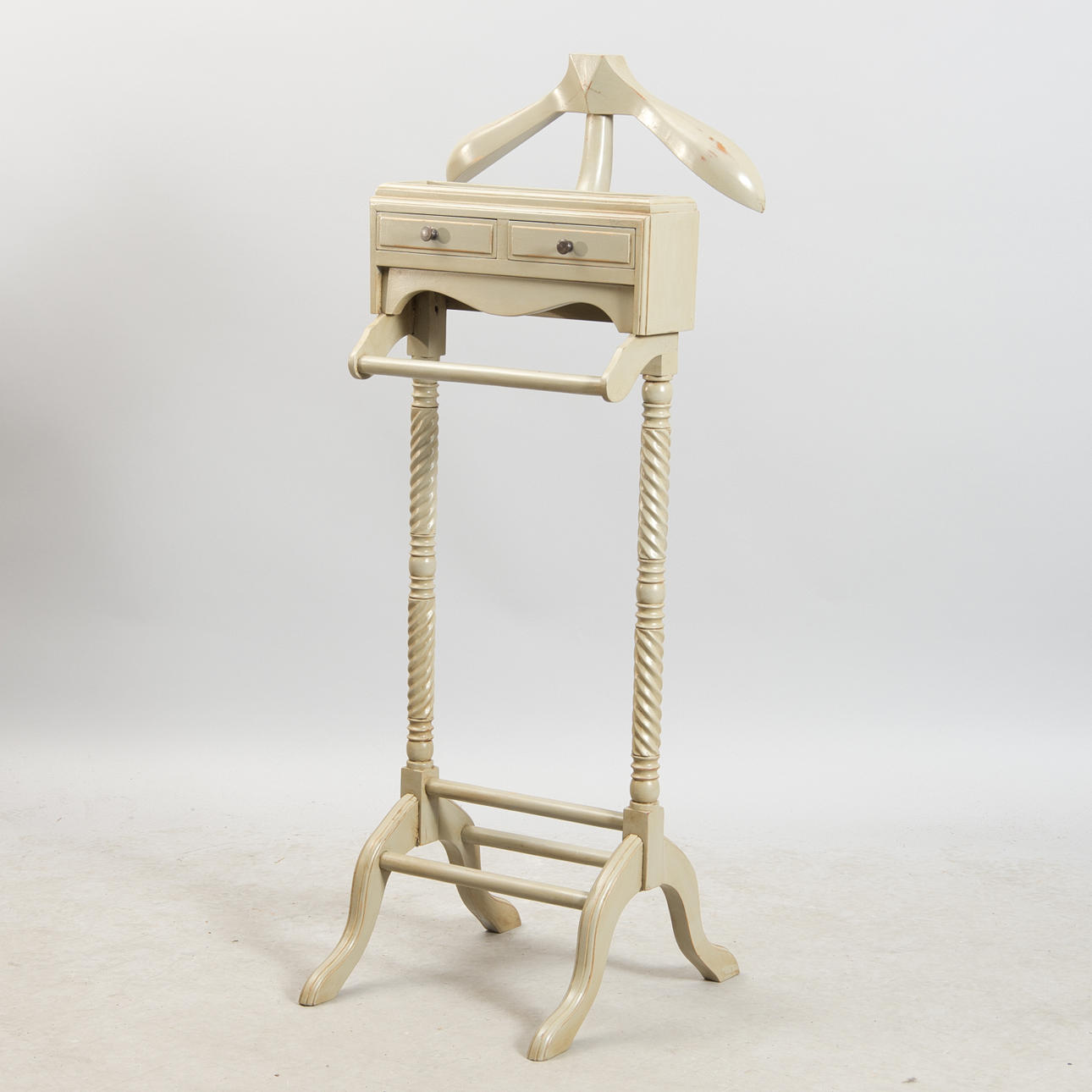 HERRBETJÄNT, gråmålad, samtida.