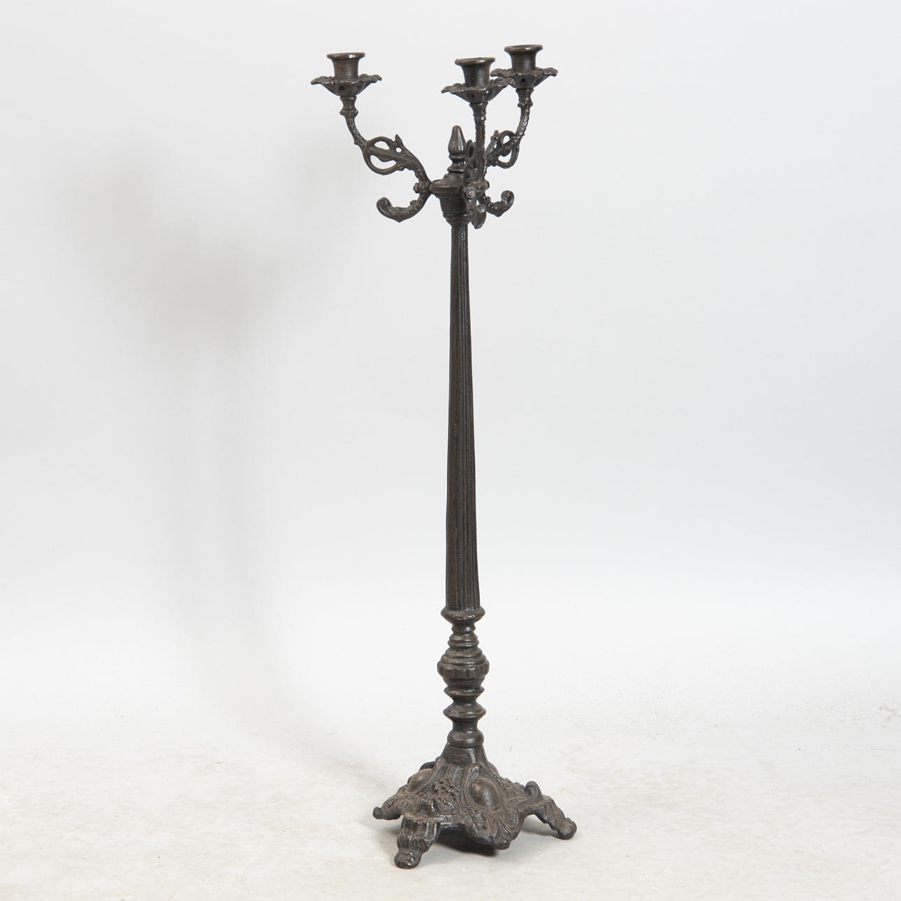 GOLVLJUSSTAKE, svartmålad gjutjärn, samtida.