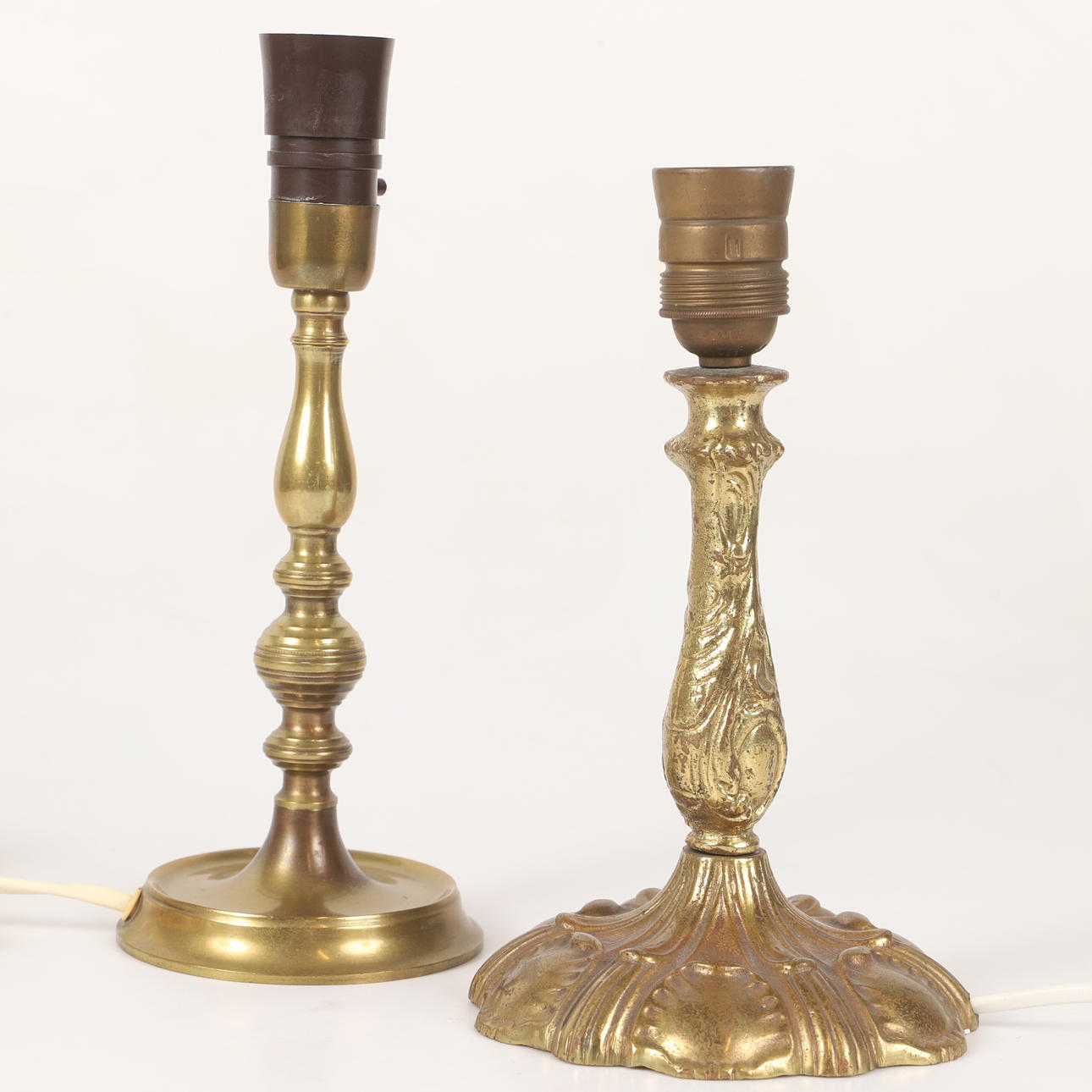 BORDSLAMPOR, 2 stycken, mässing, 1900-tal.