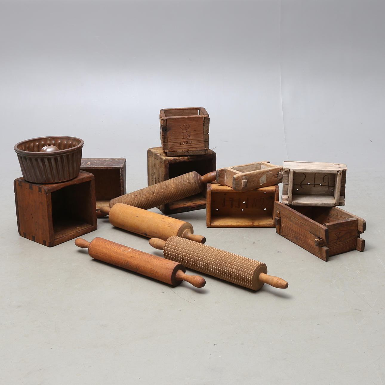 KÖKSREDSKAP, 13 delar, trä, 1800-/1900-tal.