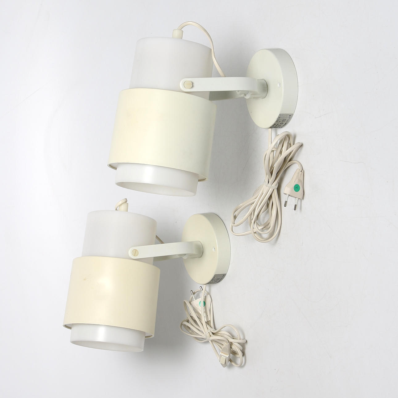 VÄGGLAMPOR, ett par, plast, troligen Uno och Östen Kristiansson Luxus, 1970-tal.