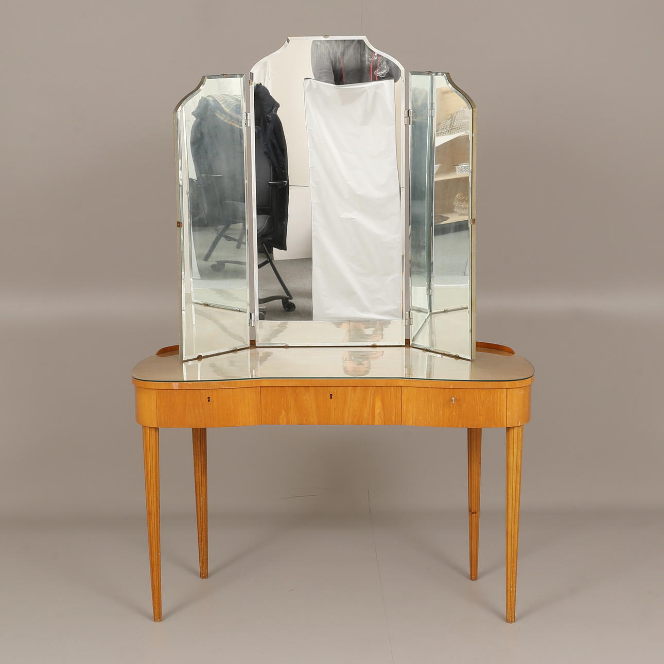 TOILETTBORD med 3-delad spegel.