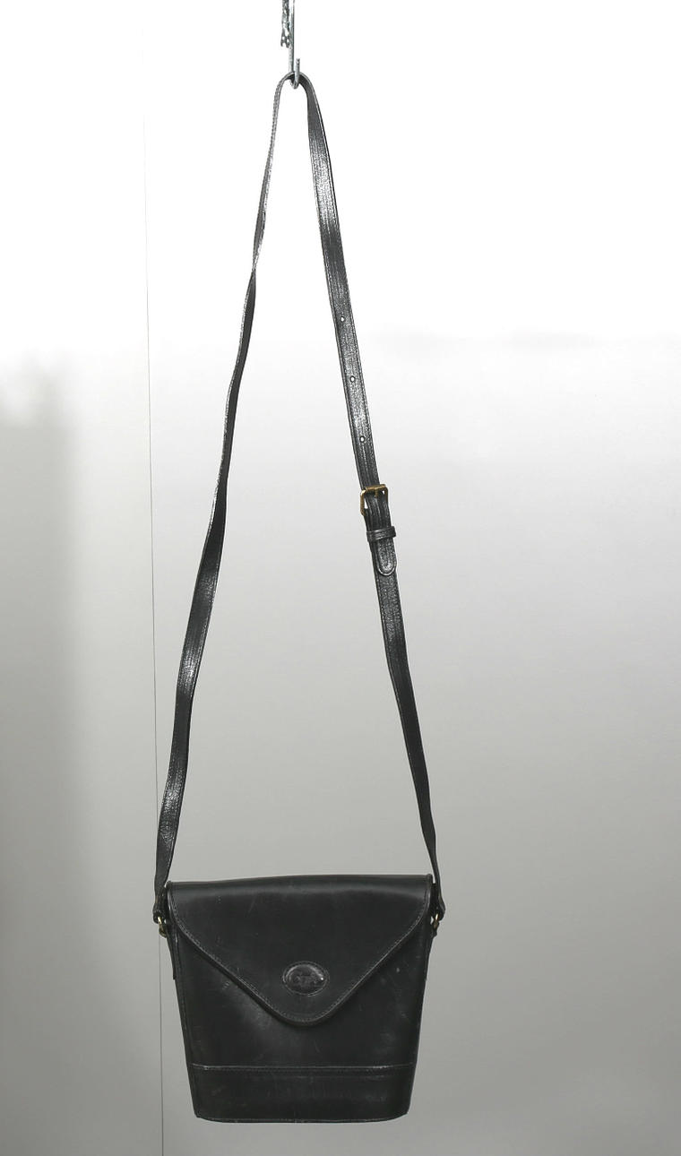 AXELREMSVÄSKA, svart skinn, Carl och Viktoria Ask.