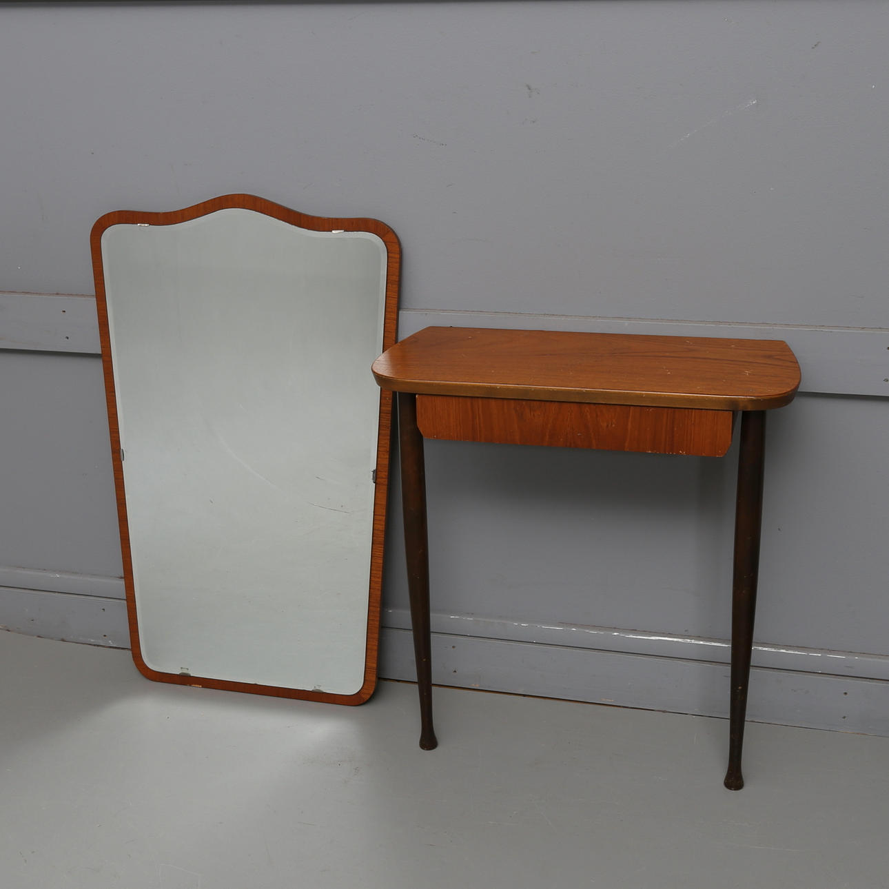 SPEGEL märkt G&T Svensk möbelindustri samt KONSOLBORD, 1900-talets mitt.