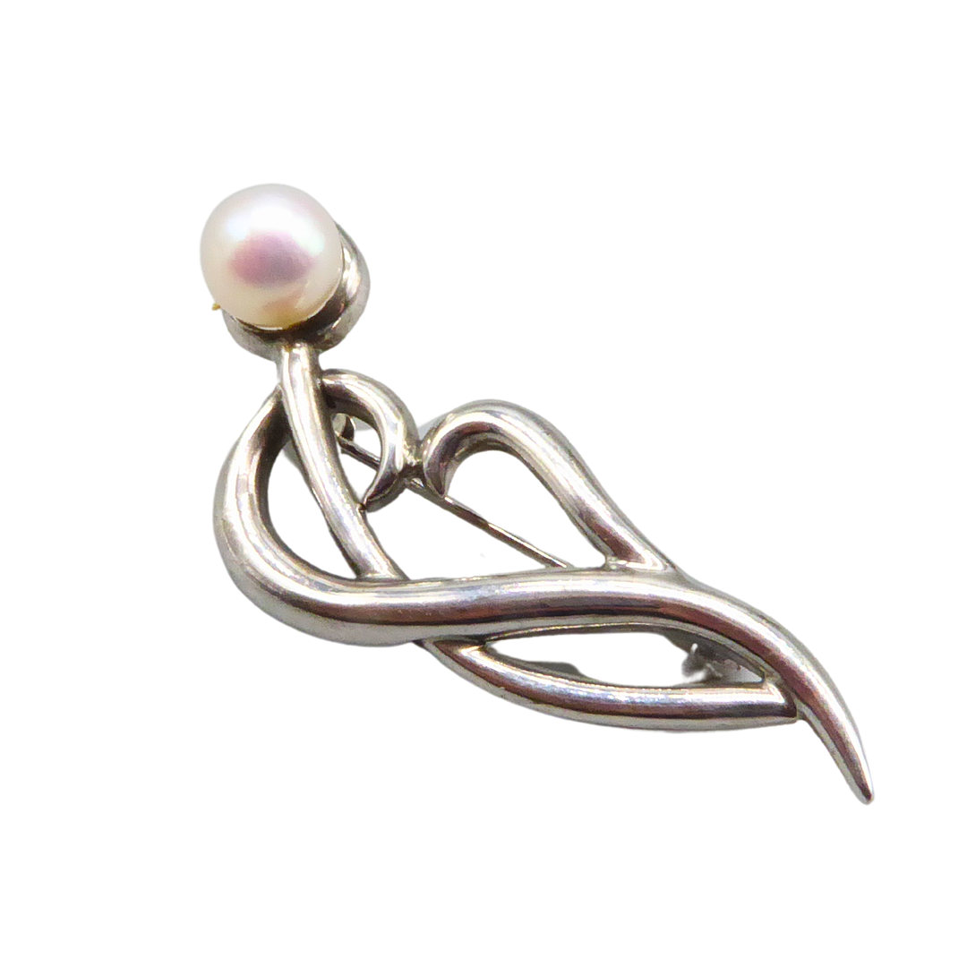 BROSCH I 925 SILVER, STÄMPLAD, INFATTAD MED EN PÄRLA