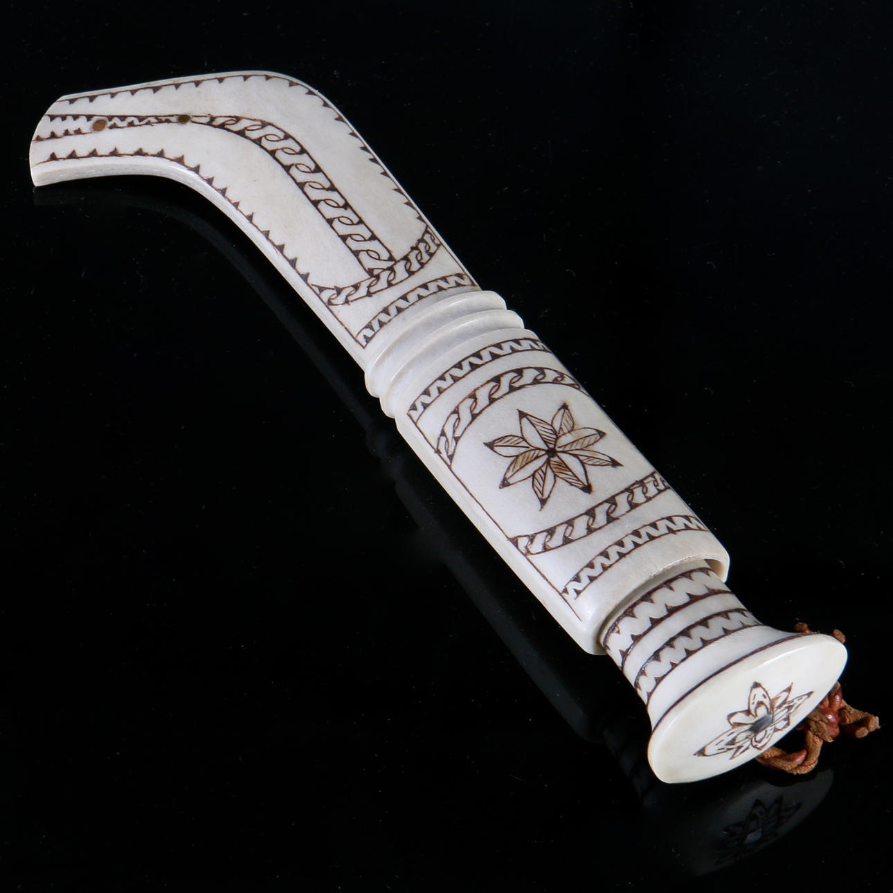 SAMEKNIV, renhorn, Marianne Jonsson, signerad MJ.