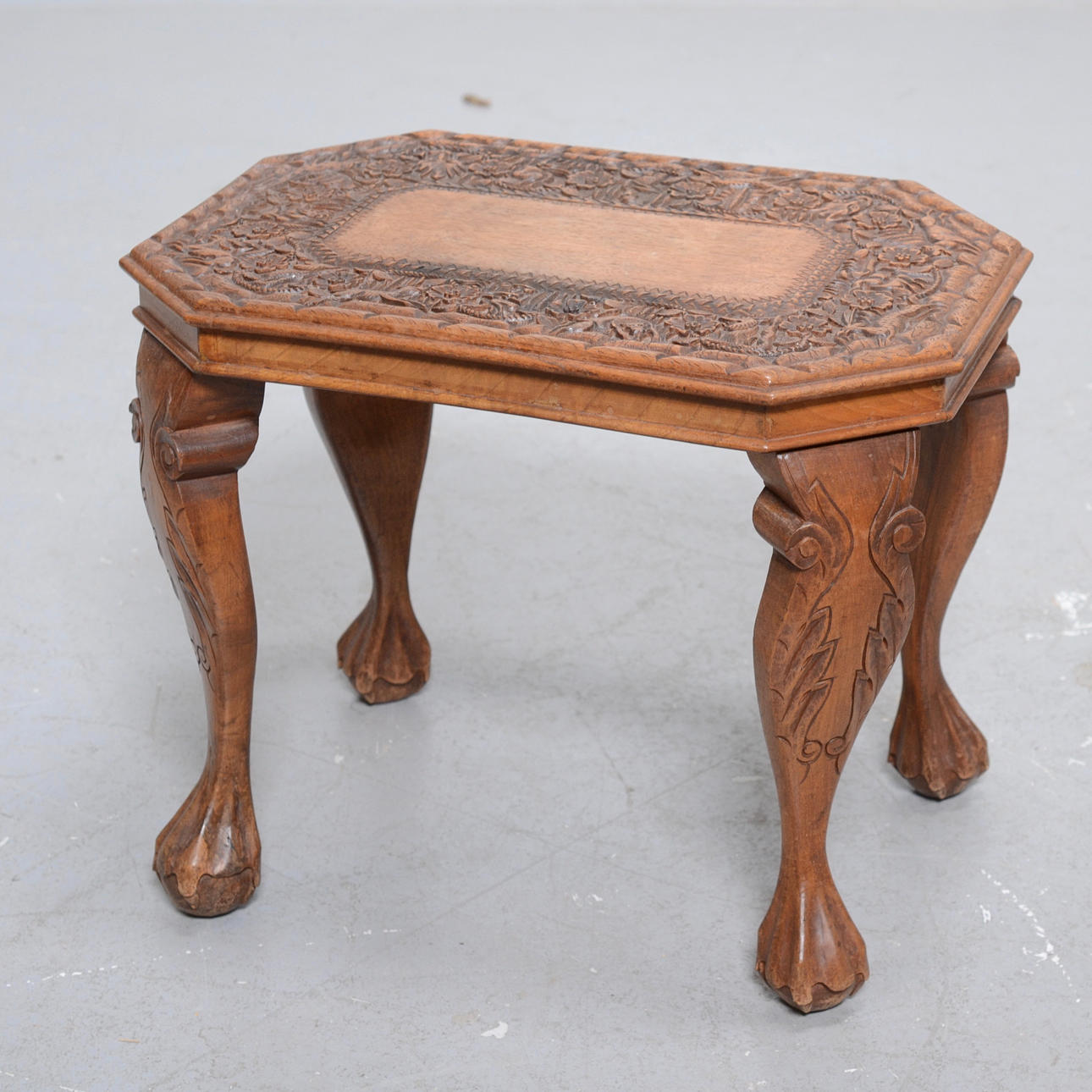 BORD EXOTISKT TRÄSLAG, RIKLIGT SKUREN DEKOR.