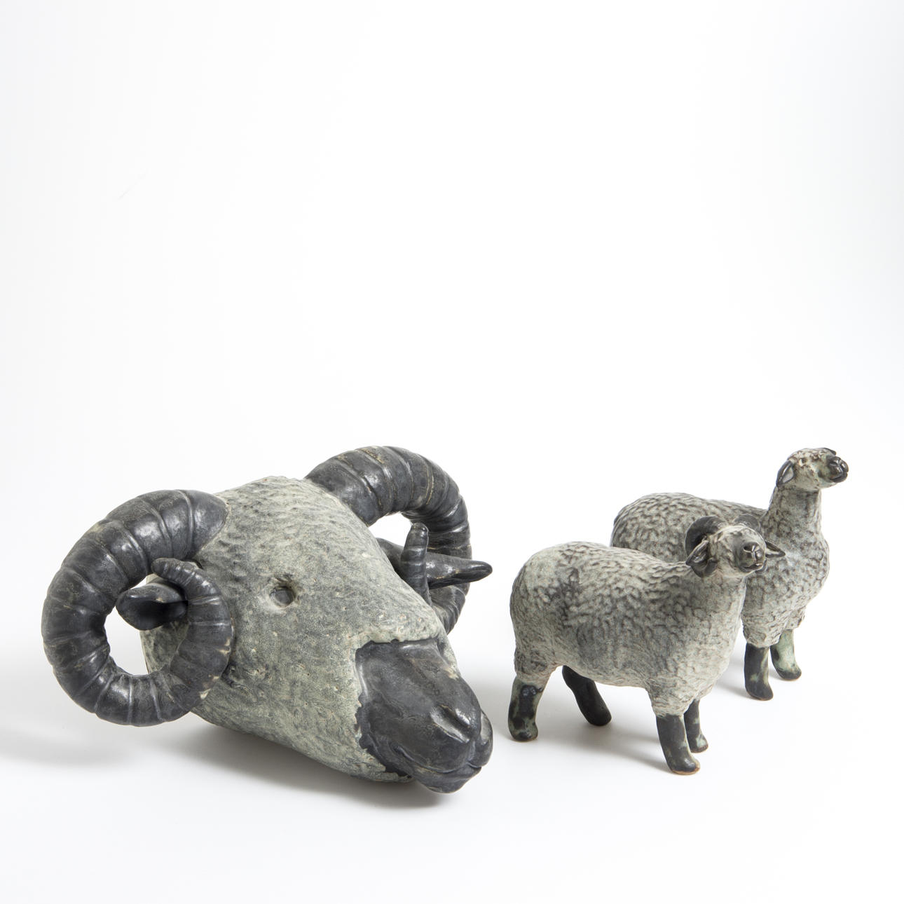 FIGURINER SAMT VÄGGRELIEF, 3 delar, keramik, Victoria Bertland.