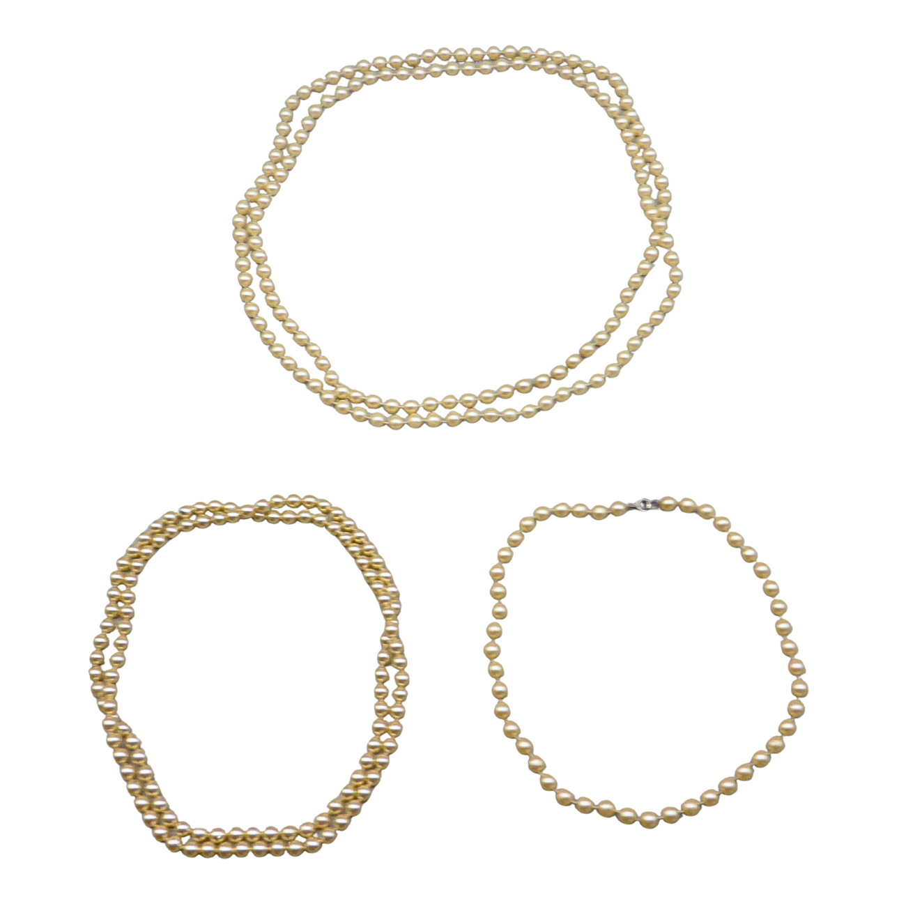 SET MED TRE KRÄMFÄRGADE PÄRLHALSBAND