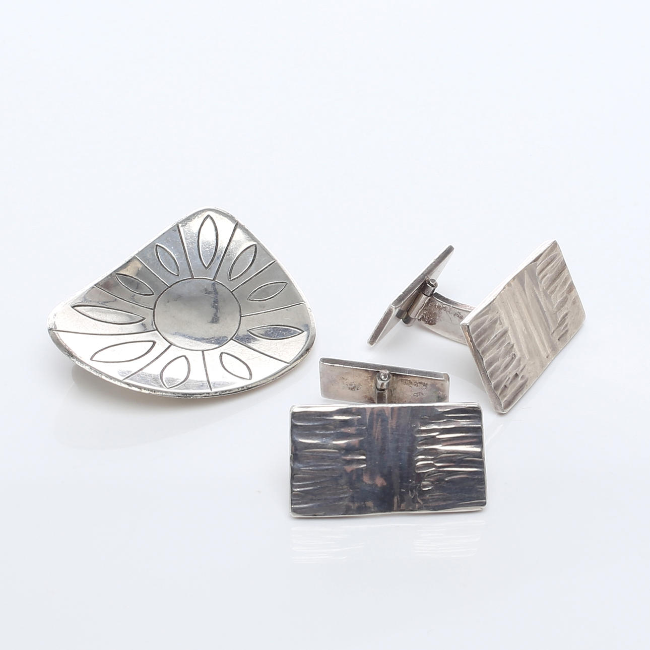 BROSCH silver, GeKå samt MANSCHETTKNAPPAR 1 par silver, Sitro H Troeng, Stockholm, 1900-talets andra hälft.