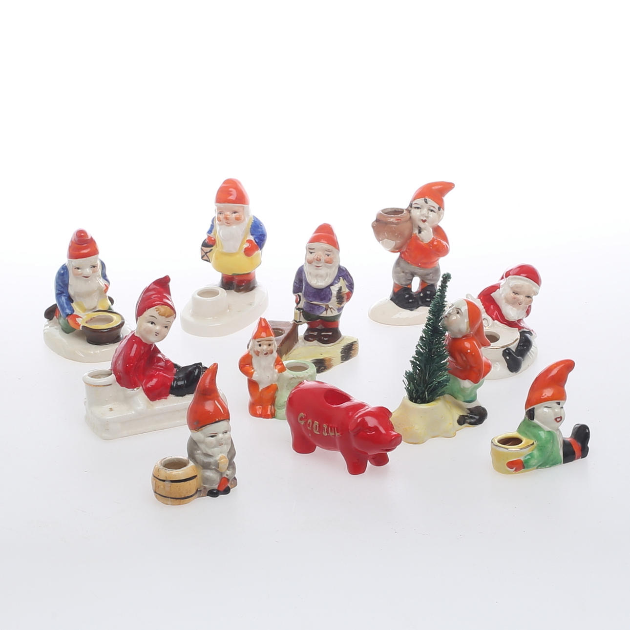 PARTI JUL, 11 delar, mestadels porslin, tomteljusstakar samt gris, 1900-tal.